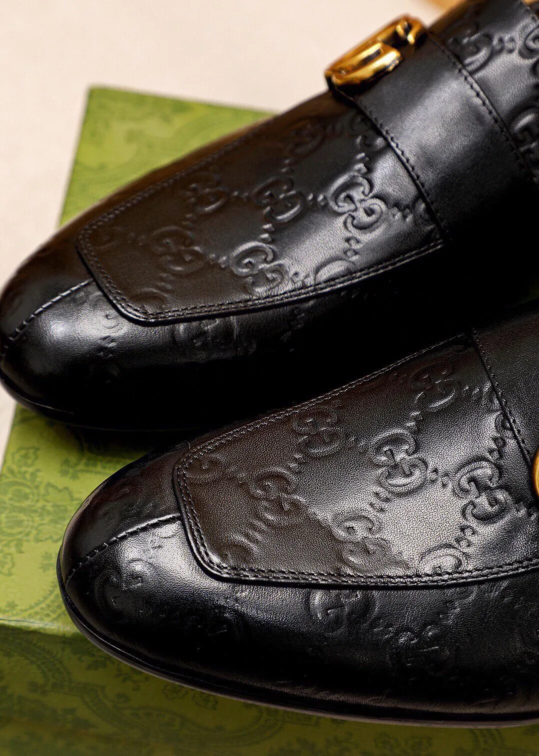 Men's shoes 💰442 💐 Product trademark: GUCCI "Gucci" casual leather shoes Regular size: 38-44 (45.46.47🉑️customized) Product materials: Selected imported first-layer calfskin embossed upper + classic hardware buckle, imported cowhide leather lining. Strong three-dimensional visual effect, original combination outsole Color: 2⃣️colors available